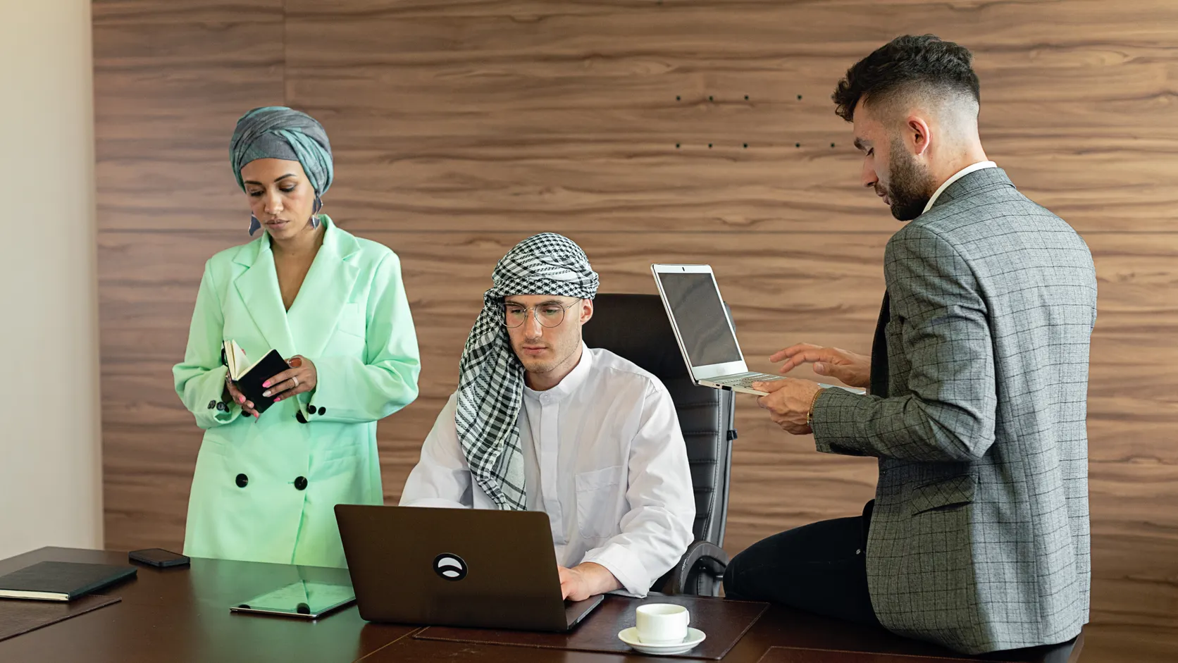 تحليل نية البحث وبناء خطة محتوى تستهدف عملاء السوق السعودي